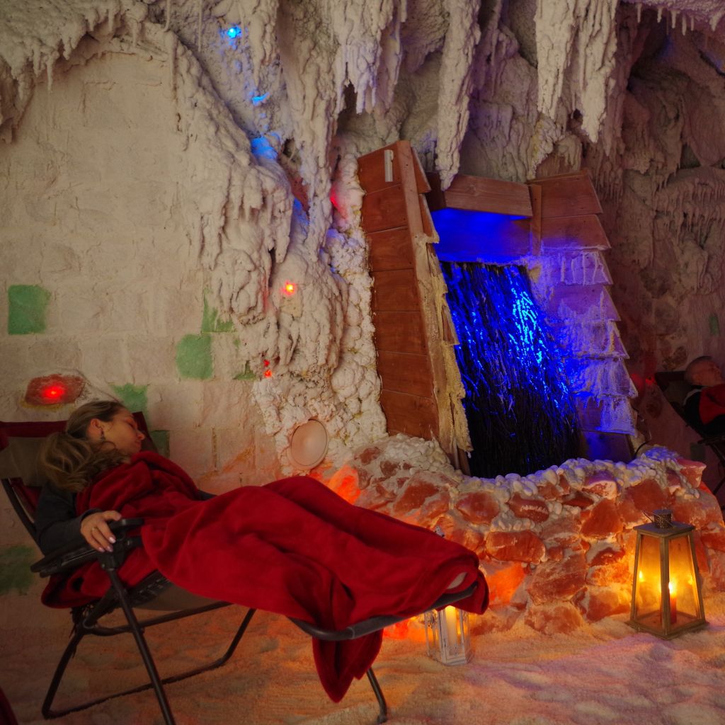 Gradierwerk in der Salzgrotte Karlsruhe mit salzhaltiger Luft